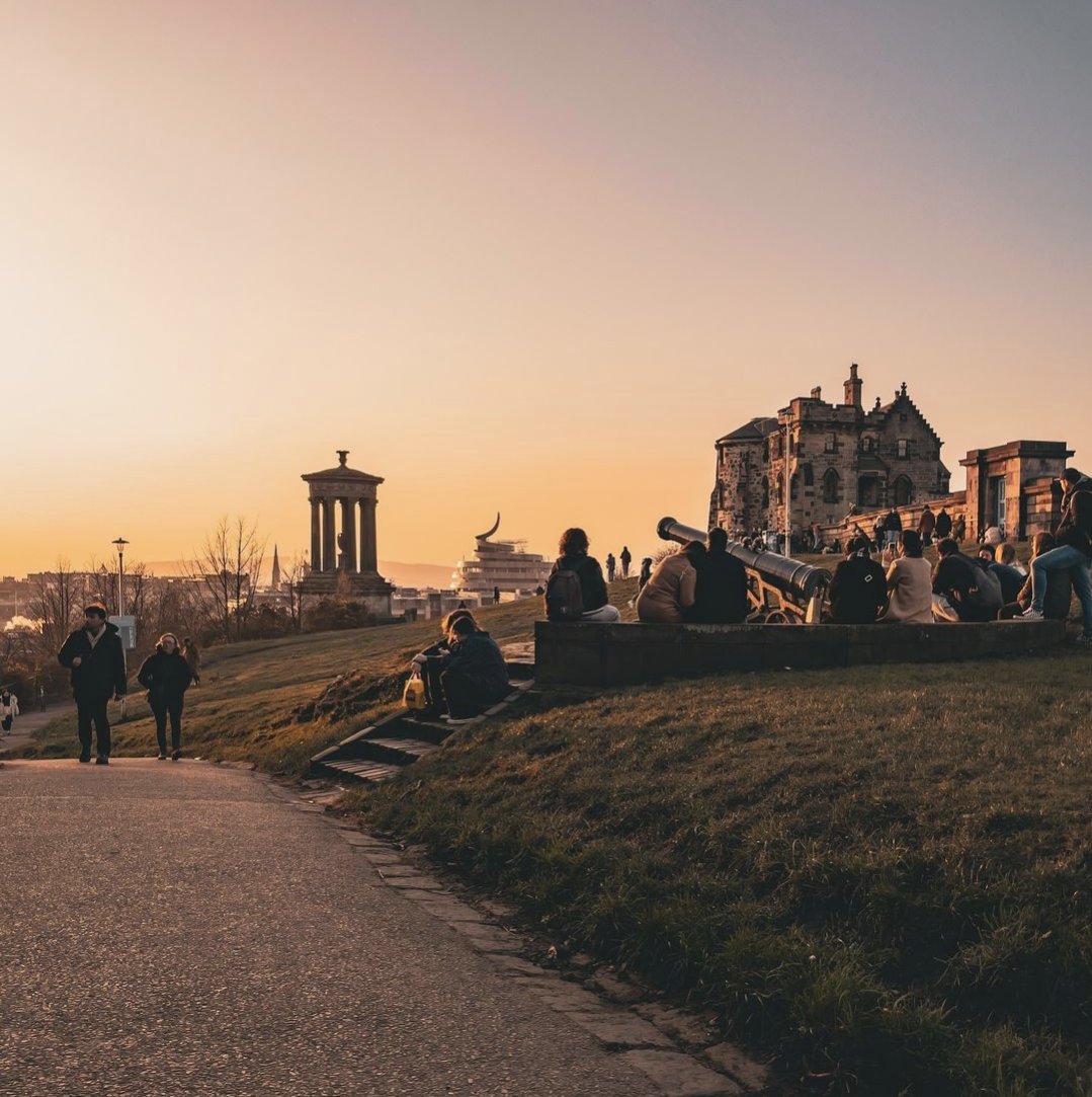 Lovely sunset over Calton Hill.🌆 📸 IG/gabriel_in_scotland 📍Calton Hill #EdinPhoto #ForeverEdinburgh