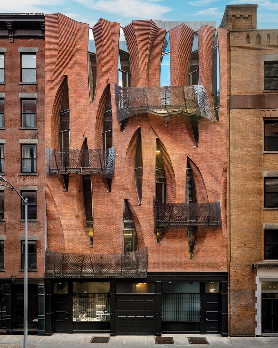 The Unhistoric Townhouse, designed by Jeremy Edmiston, is a distinguished building with its twisted brick facade in the Tribeca, Manhattan. 📸 System Architects #parametricarchitecture #parametricdesign #brickfacade #tribeca #modern