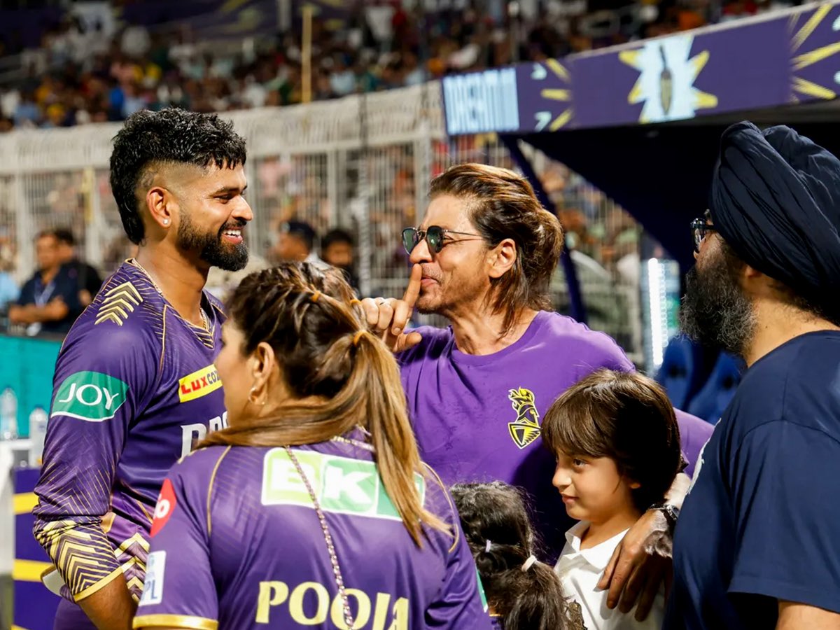 teamSRKmalegaon's tweet photo. After last night's big win, Shah Rukh Khan shares a joyful moment with the KKR stars 🤩💜
#KKR #IPLVictory #IPL2024
#TATAIPL2024 #ShahRukhKhan #KolkataKnightRiders @iamsrk https://t.co/drmLWTghiO