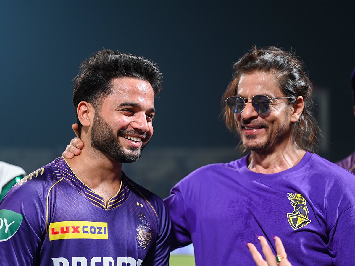 teamSRKmalegaon's tweet photo. After last night's big win, Shah Rukh Khan shares a joyful moment with the KKR stars 🤩💜
#KKR #IPLVictory #IPL2024
#TATAIPL2024 #ShahRukhKhan #KolkataKnightRiders @iamsrk https://t.co/drmLWTghiO