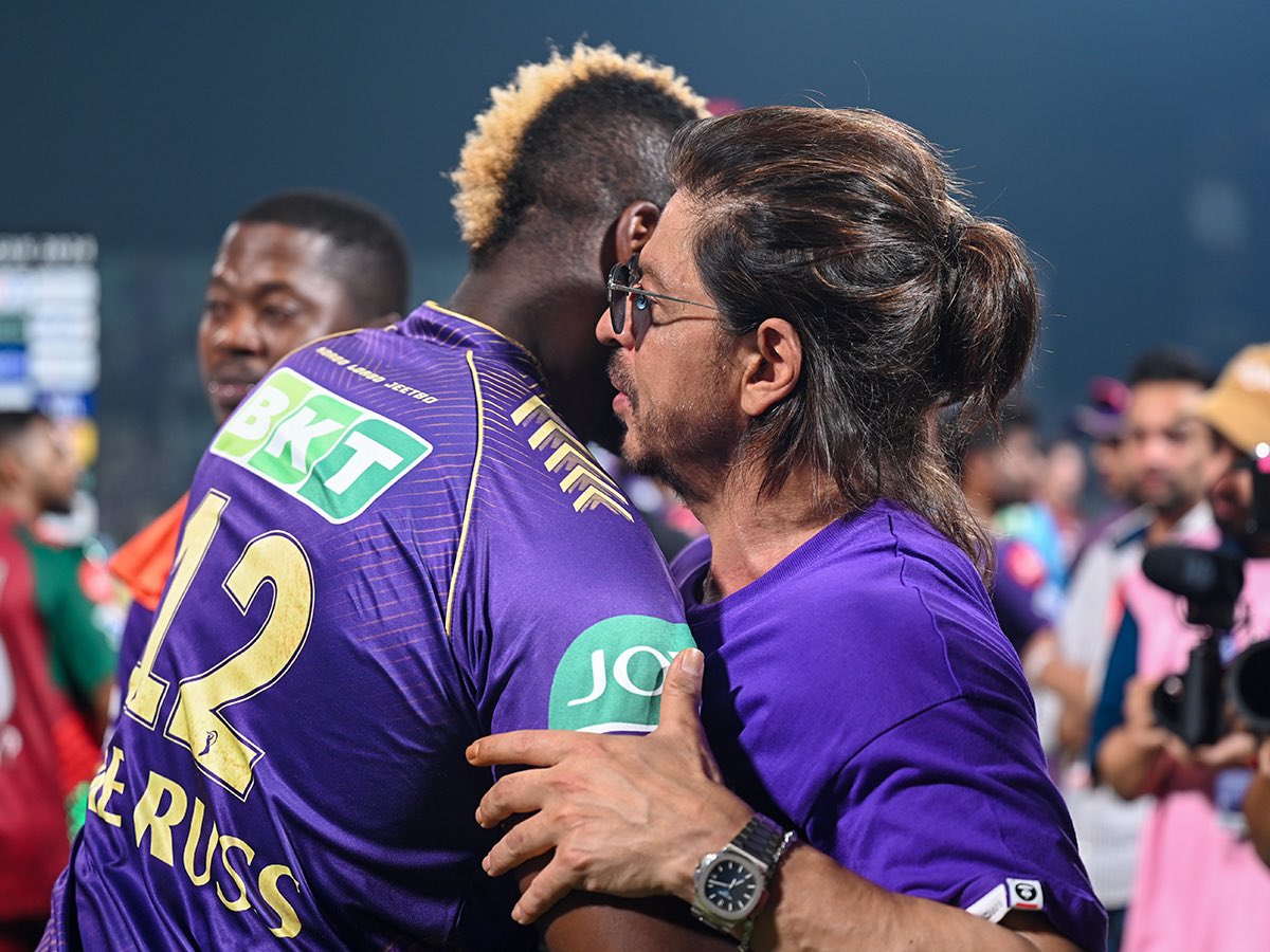 teamSRKmalegaon's tweet photo. After last night's big win, Shah Rukh Khan shares a joyful moment with the KKR stars 🤩💜
#KKR #IPLVictory #IPL2024
#TATAIPL2024 #ShahRukhKhan #KolkataKnightRiders @iamsrk https://t.co/drmLWTghiO