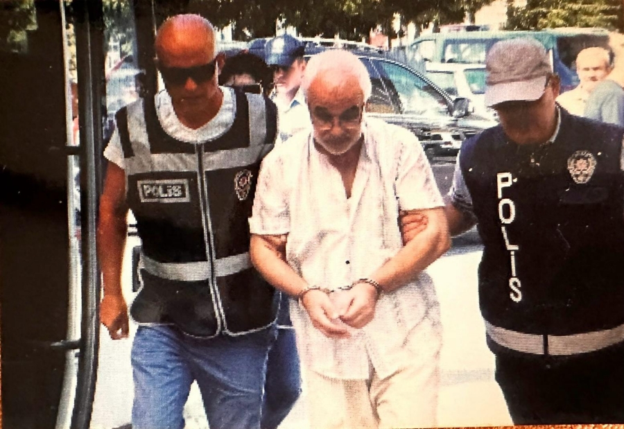 sevincozarslan's tweet photo. Fırıncı Nihat Toktar (78), sahibi olduğu fırınlardan öğrenci evlerine ekmek dağıttığı için TUTUKLANDI.

Oğlu Fatih Toktar: "Babam katarakt, prostat, tansiyon hastası. İnfaz ertelemeye başvurduk, reddedildi. Babamla aynı dosyada yargılanan iki arkadaşı beraat etti. Babamın yeniden yargılama talebi Yargıtay tarafından reddedildi. Kalan 2 yılı sağlam atlatması zor."

Analize KHKdanBaşla

https://t.co/LPw8UPuocX
