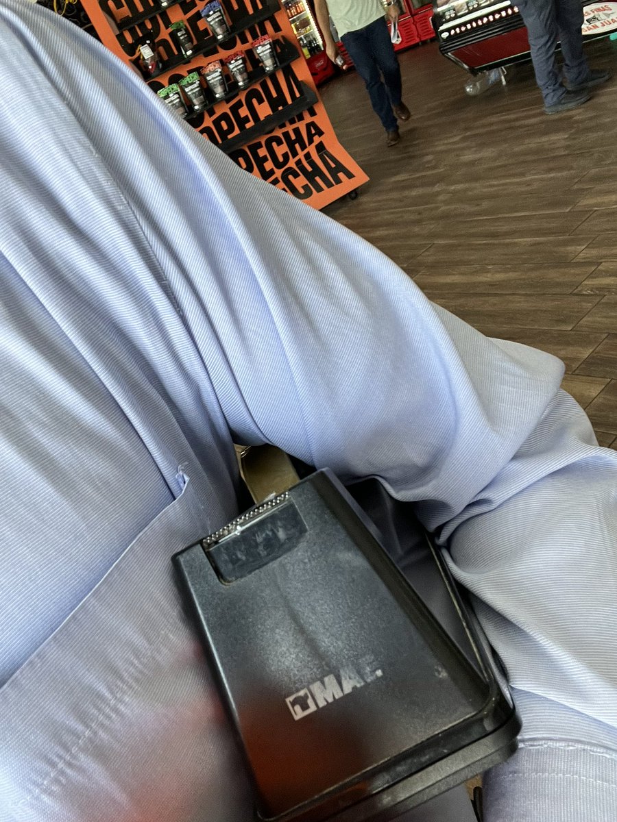 xnotcris's tweet photo. yo venía bien Agusto a comprarme una coca y weeyy ME TRAJE LA CINTA DEL JALE y no me di cuenta hasta que el señor de la puerta me dijo jajajaja https://t.co/YybbLvYBaE