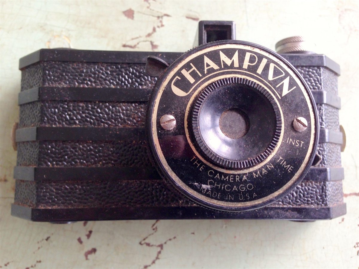 The Champion Camera. One of many different bakelite cameras made in Chicago in the 1940s. #Camera #vintage #bakelite #Chicago #pictures