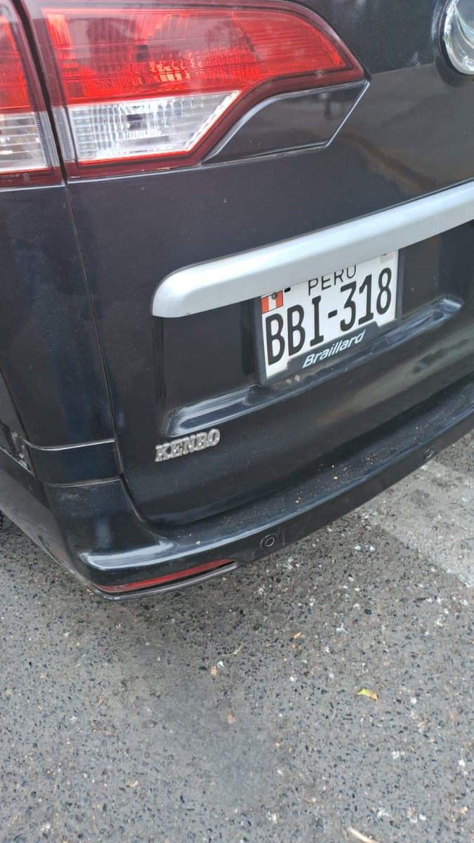 🚨 En la @UNIoficial este auto que iba rápido atropelló 2 veces (a pesar de escuchar los gritos) a Dante, un perrito muy querido y lo mató. La @PoliciaPeru NO QUIERE ACEPTAR LA DENUNCIA porque fue dentro de la UNI y califica como daño material😡 Pf un abogado que ayude. 936111644