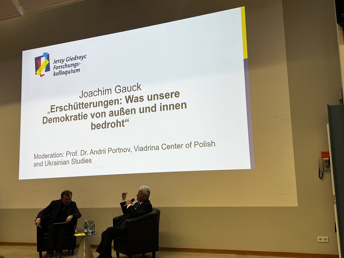 Joachim Gauck heute im Gespräch mit Prof. Dr. Andrii Portnov an der @viadrina „Kriegstüchtig heißt nicht kriegssüchtig“