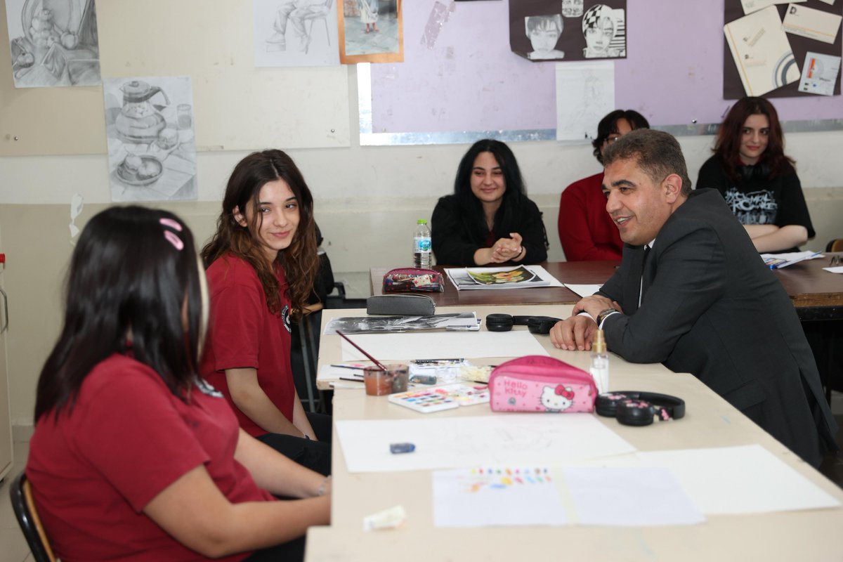 duzce_valiligi's tweet photo. 🖼️ Sanat dolu atölyeler, yaratıcılığın sınırlarını zorlayan öğrenciler! 🎶

🏫 Valimiz Sayın @ValiSelcukAslan, ara tatilin sonrasında Düzce Güzel Sanatlar Lisesi'ni ziyaret etti.

🎨 Okuldaki sanat eğitimi ve faaliyetleri hakkında yetkililerden bilgi alan Sayın Valimiz, atölyeleri gezerek öğrencilerin eserlerini inceleyerek başarılar diledi. 👩‍🎨