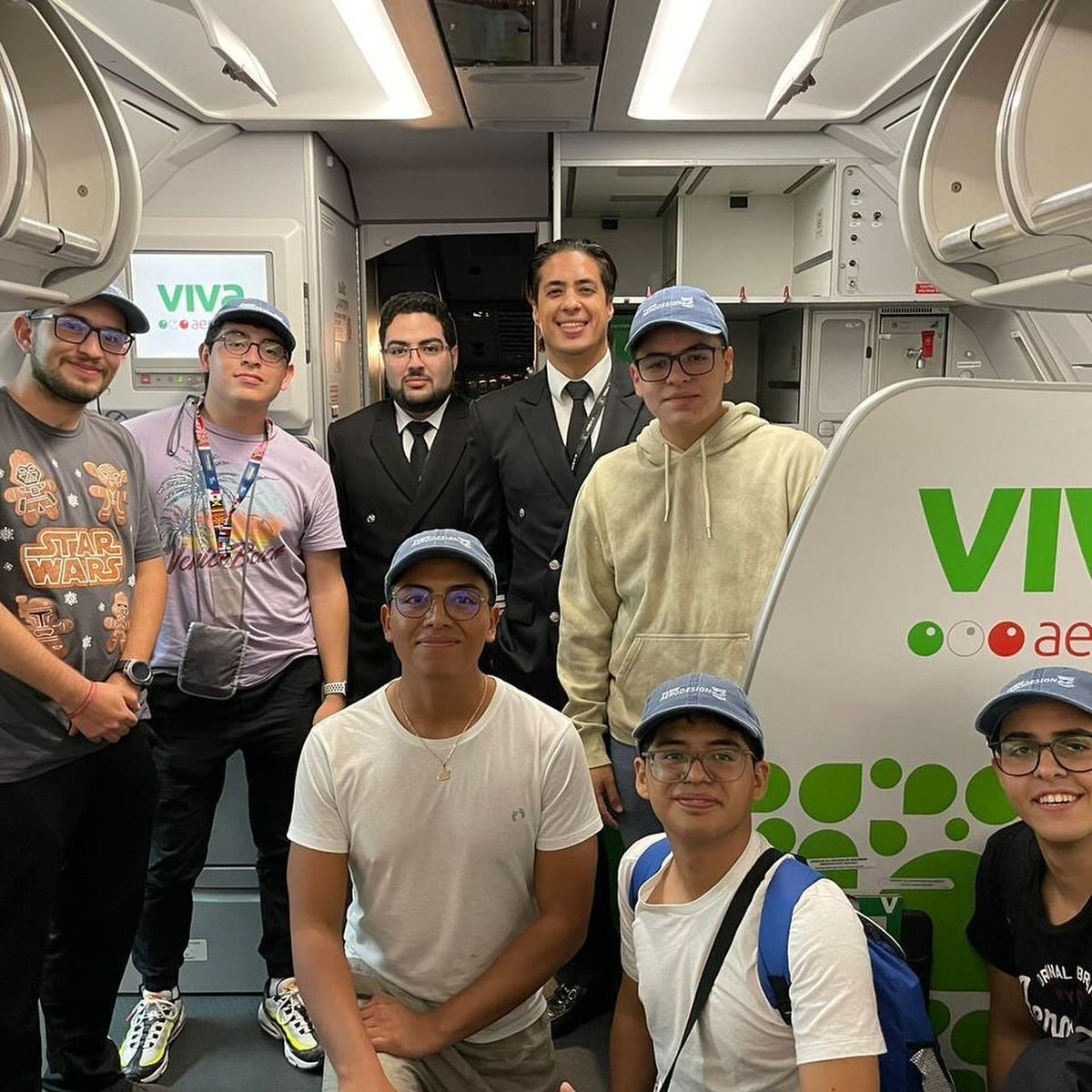 UFly_Aerodesign's tweet photo. Muchas gracias a Viva Aerobus y ¡feliz 17º aniversario!

Estamos muy orgullosos de ser una pequeña parte de su historia y estamos muy ansiosos de continuar nuestra cooperación para nuestras próximas competencias y glorificar el nombre de México a un nivel muy alto. 🇲🇽✈️ https://t.co/jqHMRjrbQT