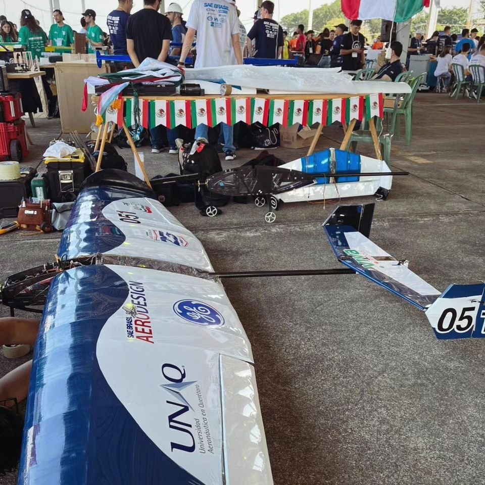 UFly_Aerodesign's tweet photo. 🫡 Este logro nos llena de alegría y orgullo, ya que representamos a nuestra escuela @unaqmx y a nuestro querido país en esta competición internacional.

Queremos dar las gracias a nuestros profesores, patrocinadores y a todos los que nos han apoyado en este emocionante viaje. https://t.co/vTURYcvrJ5
