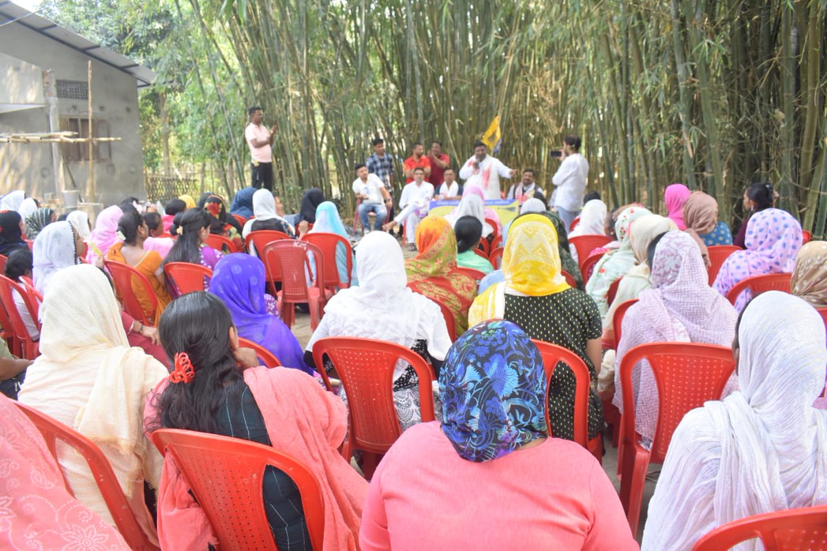 beingAAPian's tweet photo. Aam Aadmi Party is getting tremendous support in Dibrugarh, Assam.

Delhi government minister @ImranHussaain addressed "Nukkad Sabha's" in support of AAP candidate Manoj Dhanowar from Dibrugarh.

#AssamMeinBhiKejriwal https://t.co/3MsOfu4EbG