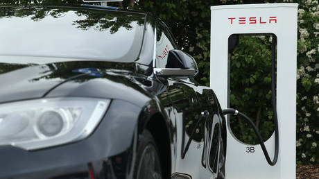RT_com's tweet photo. Tesla signs deal with Indian conglomerate – media

Tata Group has reportedly partnered with Elon Musk’s Tesla, and will produce semiconductor chips for electric cars

https://t.co/Xa1Y1EK3PZ https://t.co/BfG60IsgcF