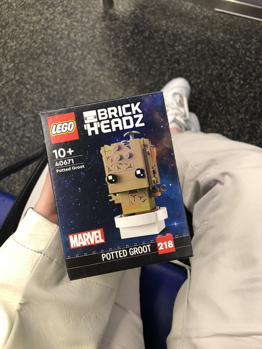 IetsAmbers's tweet photo. Zo’n leuk gesprekje gehad met een medewerker van de Lego winkel in Utrecht. Sorry meid dat ik je 30 min van je werk heb afgeleid, maar ik vond het gezellig!! Voelde me daarna schuldig dus heb toch nog deze groot gekocht ^^ als je dit toevallig ziet, je bent echt cool 😁 https://t.co/osgPRG6rUE