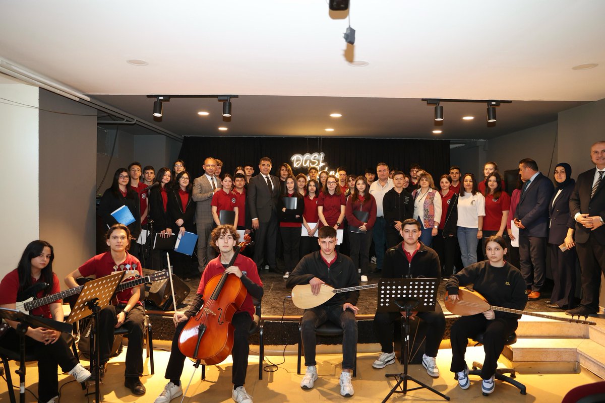 duzce_valiligi's tweet photo. 🖼️ Sanat dolu atölyeler, yaratıcılığın sınırlarını zorlayan öğrenciler! 🎶

🏫 Valimiz Sayın @ValiSelcukAslan, ara tatilin sonrasında Düzce Güzel Sanatlar Lisesi'ni ziyaret etti.

🎨 Okuldaki sanat eğitimi ve faaliyetleri hakkında yetkililerden bilgi alan Sayın Valimiz, atölyeleri gezerek öğrencilerin eserlerini inceleyerek başarılar diledi. 👩‍🎨