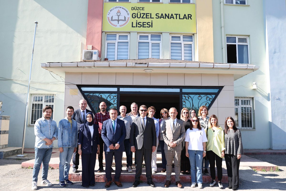 duzce_valiligi's tweet photo. 🖼️ Sanat dolu atölyeler, yaratıcılığın sınırlarını zorlayan öğrenciler! 🎶

🏫 Valimiz Sayın @ValiSelcukAslan, ara tatilin sonrasında Düzce Güzel Sanatlar Lisesi'ni ziyaret etti.

🎨 Okuldaki sanat eğitimi ve faaliyetleri hakkında yetkililerden bilgi alan Sayın Valimiz, atölyeleri gezerek öğrencilerin eserlerini inceleyerek başarılar diledi. 👩‍🎨
