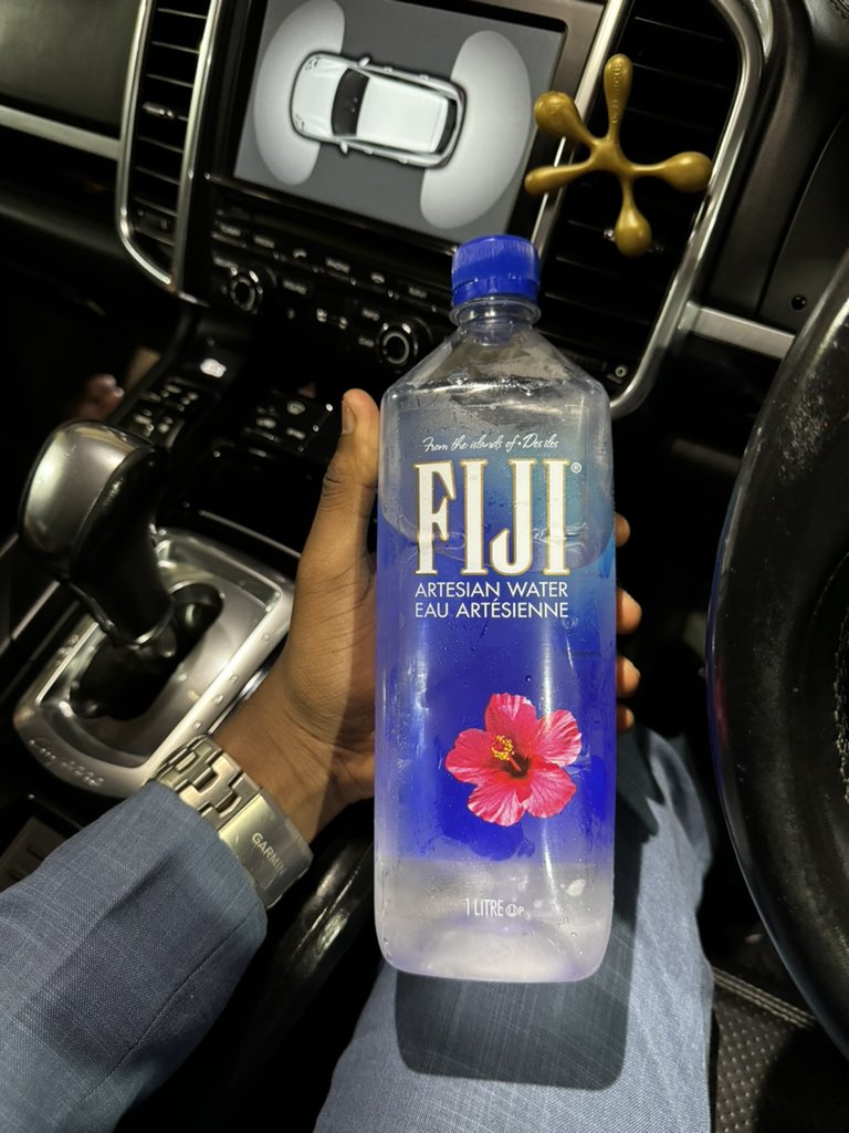 KhalifKairo's tweet photo. I first saw this bottled inside a Jet we were selling, next time nmeiona leo kwa shop ya petrol station and it goes for Kes 650 a litre.
Would someone explain to me why it costs almost 10 times than Keringet? https://t.co/ZI7baMNwKf