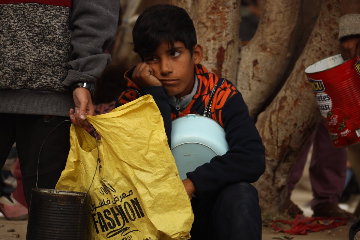 ماذا تنتظرون يا من تتغنون بالإنسانية💔
من تكية اليوم ، طفل يجلس منتظراً دوره في توزيع بعض الطعام لإعالة عائلته 😔 
#اطفال_غزه_يواجهون_الموت
#هنا_غزة