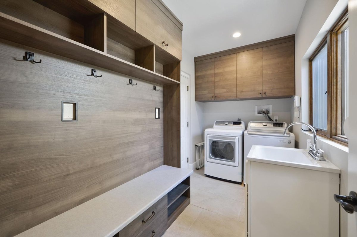 valetcustom's tweet image. The difference between loathing or loving the laundry is a beautiful custom laundry room by Valet. Schedule a free consultation and let us take the stress out of your household chores.

#LaundryDay #LaundryRoom #ChoreChart #LaundryRoomMakeover #LaundryRoomGoals