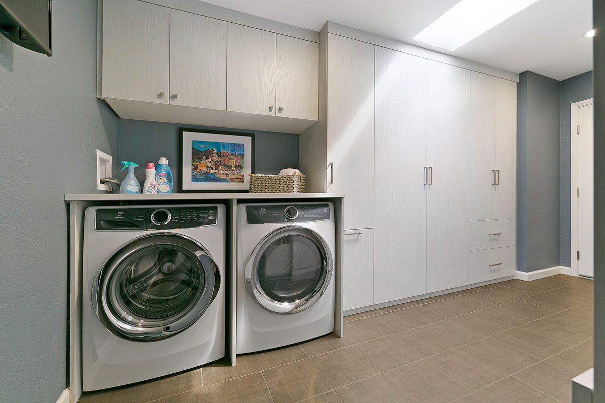valetcustom's tweet image. The difference between loathing or loving the laundry is a beautiful custom laundry room by Valet. Schedule a free consultation and let us take the stress out of your household chores.

#LaundryDay #LaundryRoom #ChoreChart #LaundryRoomMakeover #LaundryRoomGoals