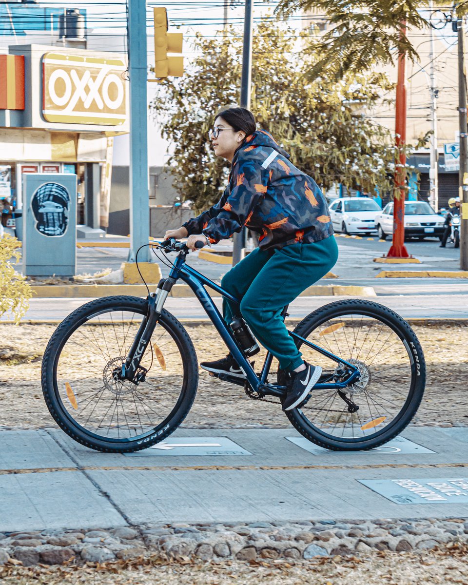 Las calles se sienten diferentes cuando son compartidas equitativamente. Las mujeres en bicicleta nos recuerdan que el derecho a la ciudad es de todos. Su presencia es vital para la salud urbana. #DerechoALaCiudad #MujeresYBicis