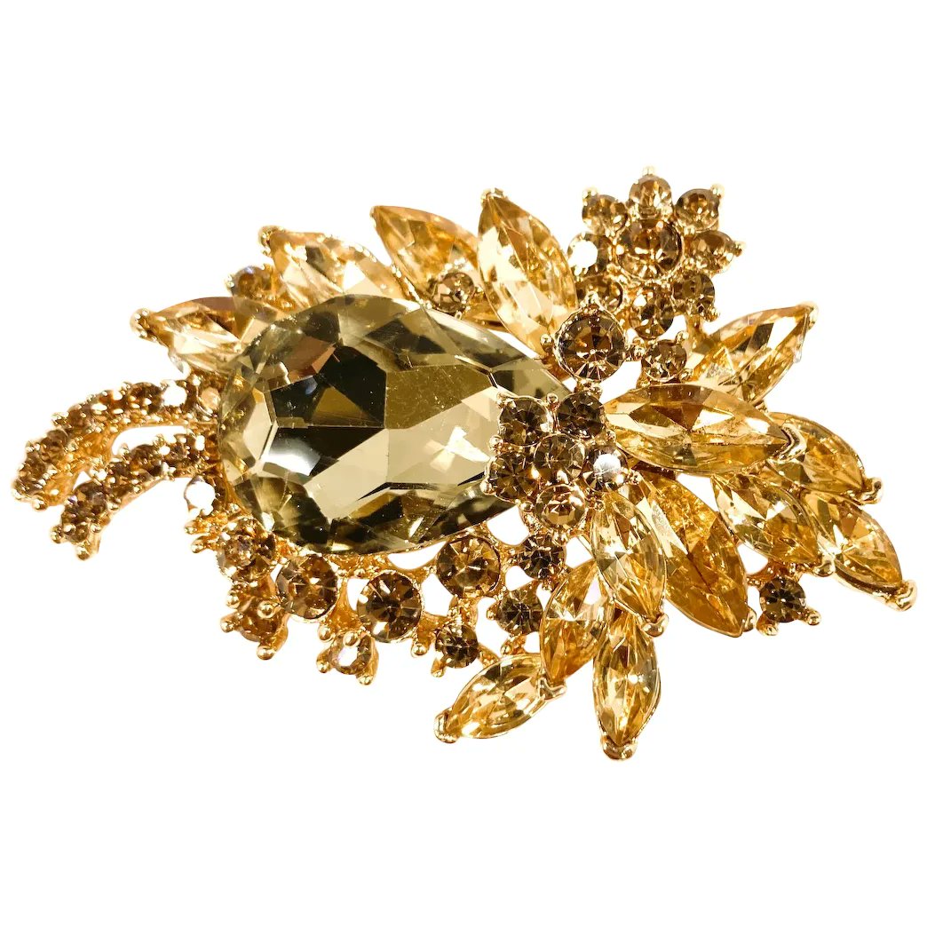 Dimensional Light Champagne Topaz Rhinestone Pendant Brooch #rubylane #vintage #retro #brooch #jewelry #vintagejewelry #giftideas #jewelryaddict #vintagebeginshere #mothersday2024 #SpringColors #fashionista #diva #glam rubylane.com/item/136230-E1…
