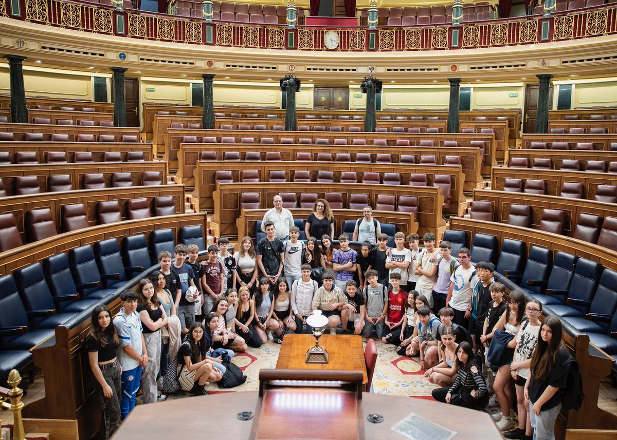 JLuSociales's tweet photo. Visita a Madrid con 3ESO del @IESTIERRA_CR, Congreso y Reina Sofía!! Intenso, caluroso día, y espectacular la visita al Museo!! https://t.co/FCXL2w606n