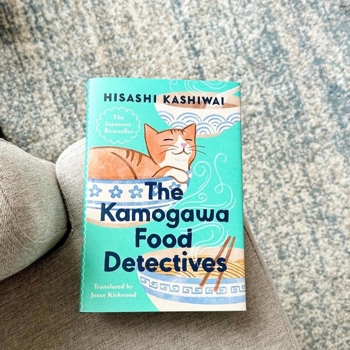 Mondays are for cozy reads that celebrate good company and good meals ✨🍜 The Kamogawa Food Detectives follows a father-daughter duo of food detectives, recreating dishes from a person’s treasured memories to open forgotten pasts and future happiness 💙 bit.ly/3Ug8Goo