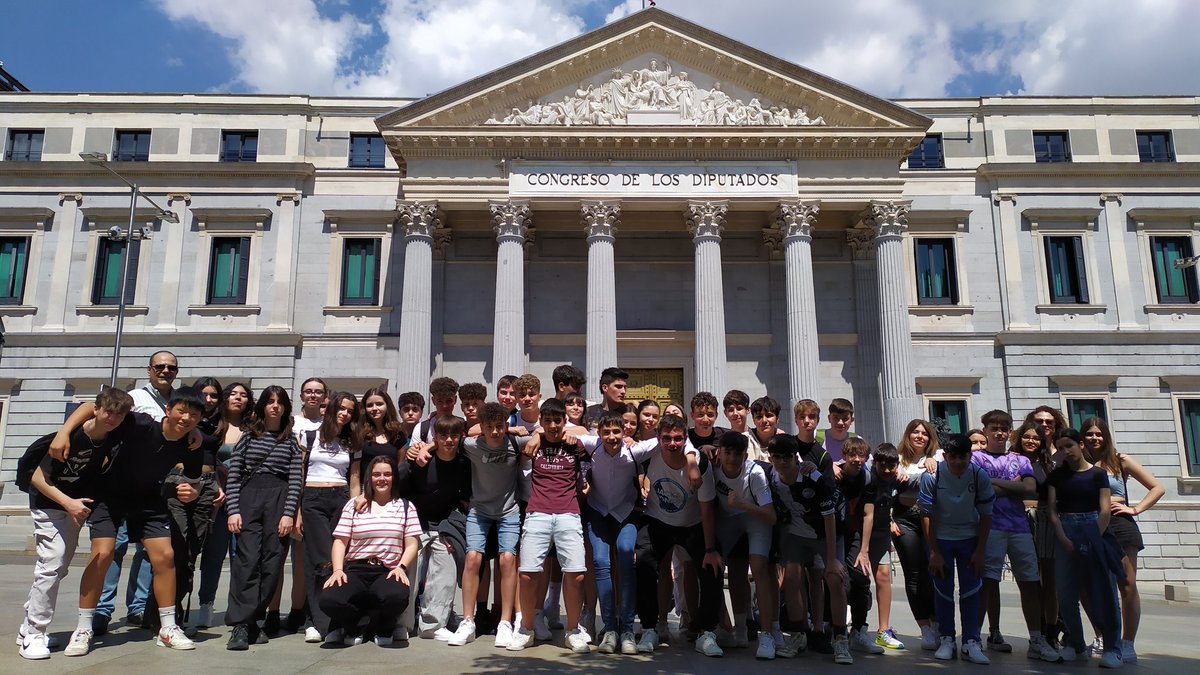 JLuSociales's tweet photo. Visita a Madrid con 3ESO del @IESTIERRA_CR, Congreso y Reina Sofía!! Intenso, caluroso día, y espectacular la visita al Museo!! https://t.co/FCXL2w606n