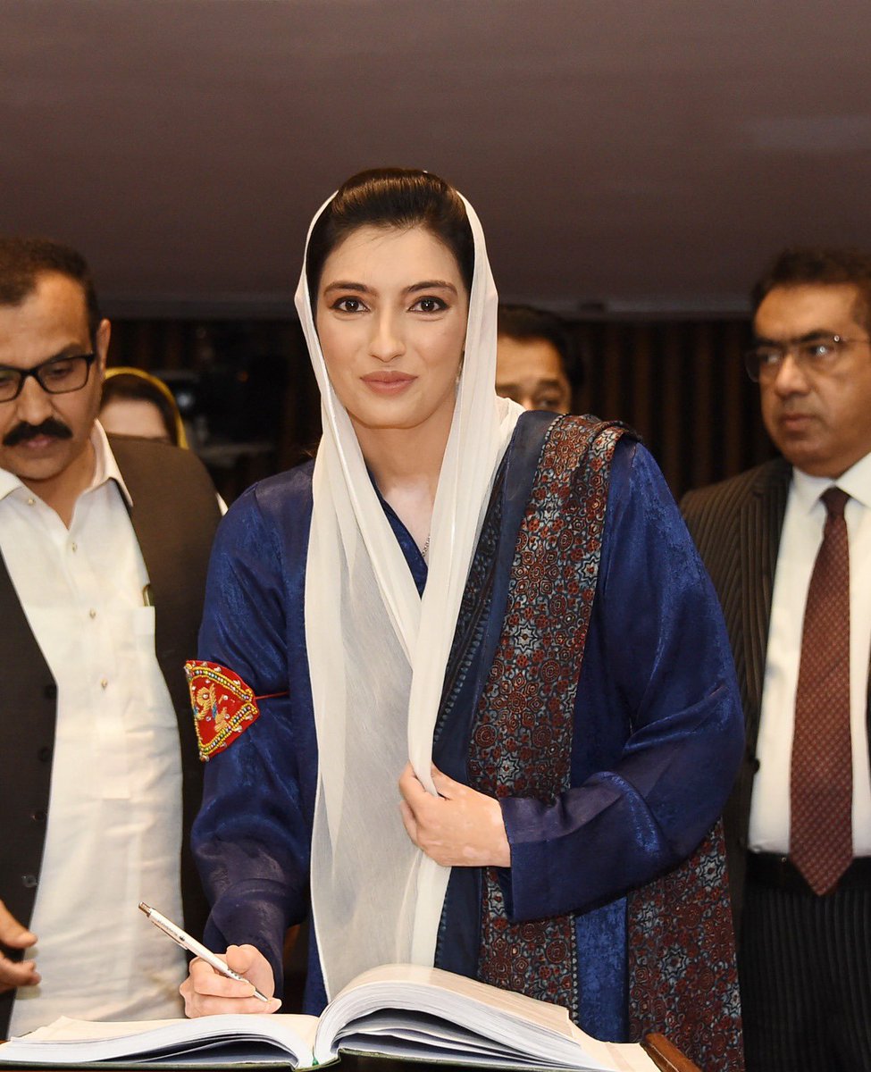 میں روپ بدل کر آؤں گی تم مجھ کو مار نا پاو گے 🇱🇾 عکس_بے نظیر ❤️ @AseefaBZ