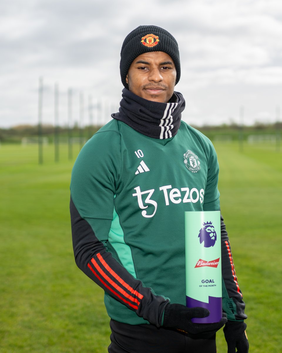Your <a href="/Budweiser/">Budweiser</a> x <a href="/premierleague/">Premier League</a> Goal of the Month winner for March and his trophy 🔴👏