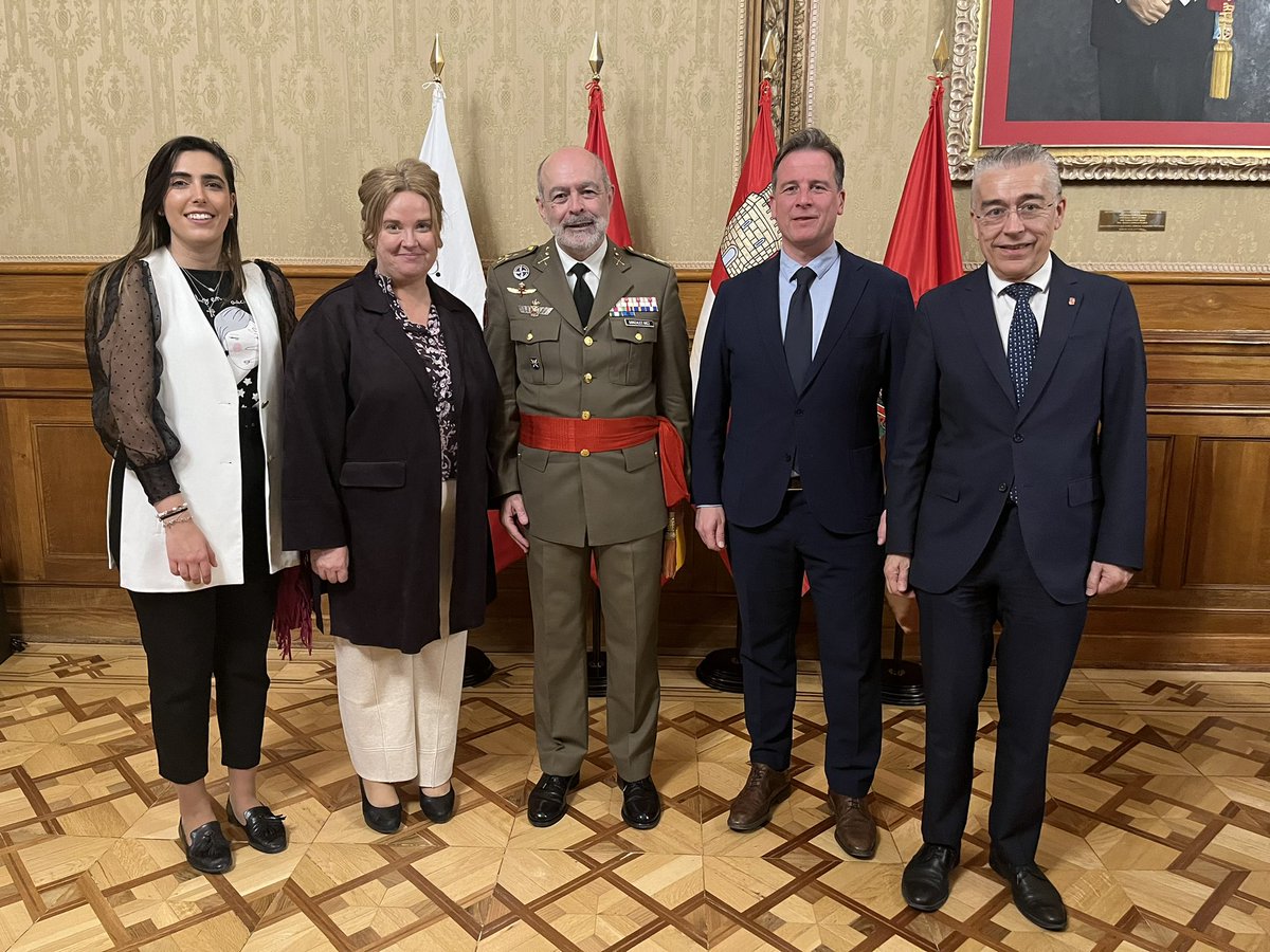 Despedimos hoy a nuestro General de la División San Marcial, Juan Carlos González Díaz Su talento pasa a formar parte del equipo del personal de @CasaReal Burgos pierde un gran activo por profesionalidad, trabajo y talante. Nos satisface que sea para prestar servicio a SM el Rey