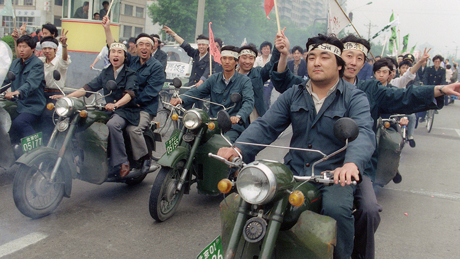 #OtD 15 Apr 1989 reformist Chinese CP leader Hu Yaobang died prompting a gathering of workers in Tiananmen Sq and eventually sparking a national wave of protests by workers and students which was later crushed by the military. Learn more in this book: shop.workingclasshistory.com/en-gb/collecti…