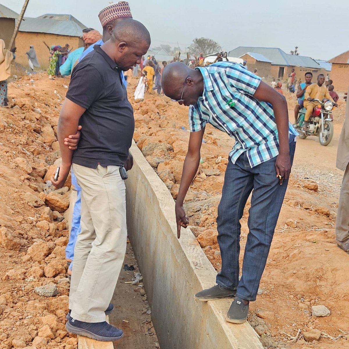 Construction of 12 km rural road from Giwa to Yakawada Road in Kaduna State. 

Status: Drainages under construction.
#WorkingForKaduna 
#KadunaRuralTransformation

Thank you @ubasanius