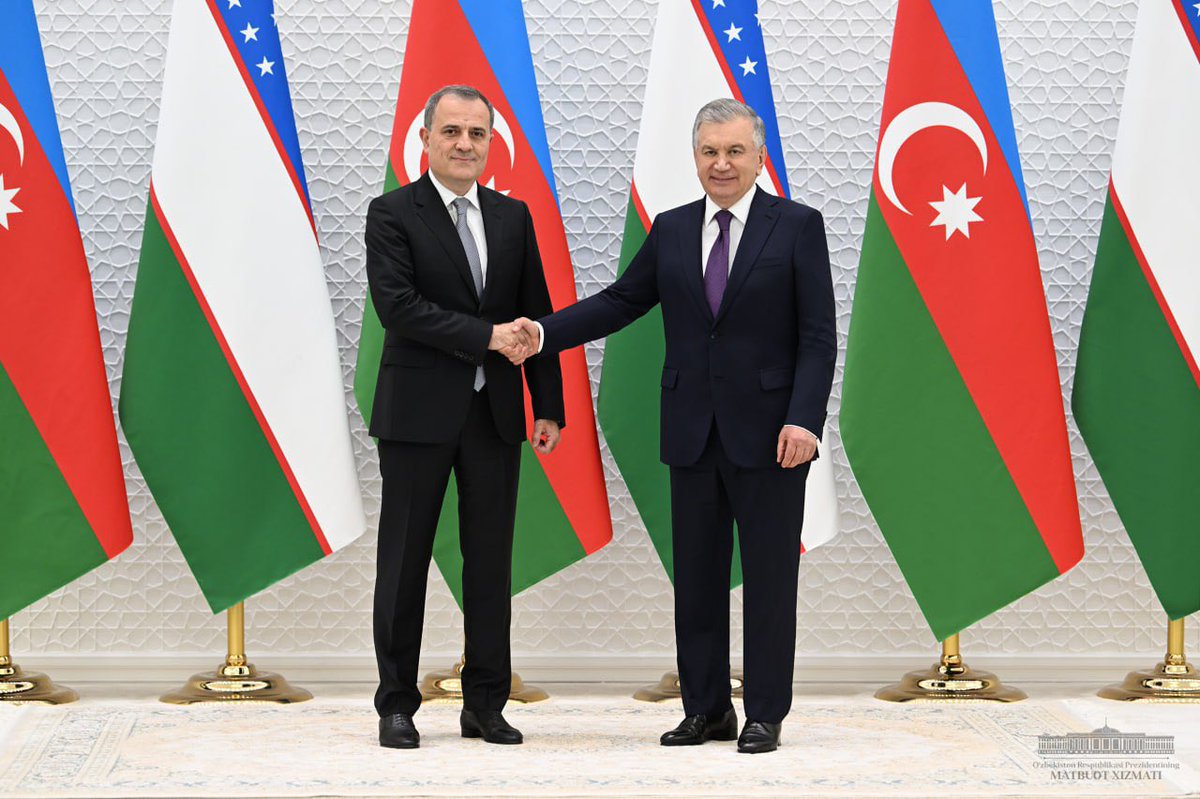President Shavkat Mirziyoyev hosted discussions with Rashid Meredov, Deputy chairman of the Cabinet of ministers and minister of foreign affairs of #Turkmenistan and Jeyhun Bayramov, minister of foreign affairs of #Azerbaijan, who were visiting within the framework of the second…