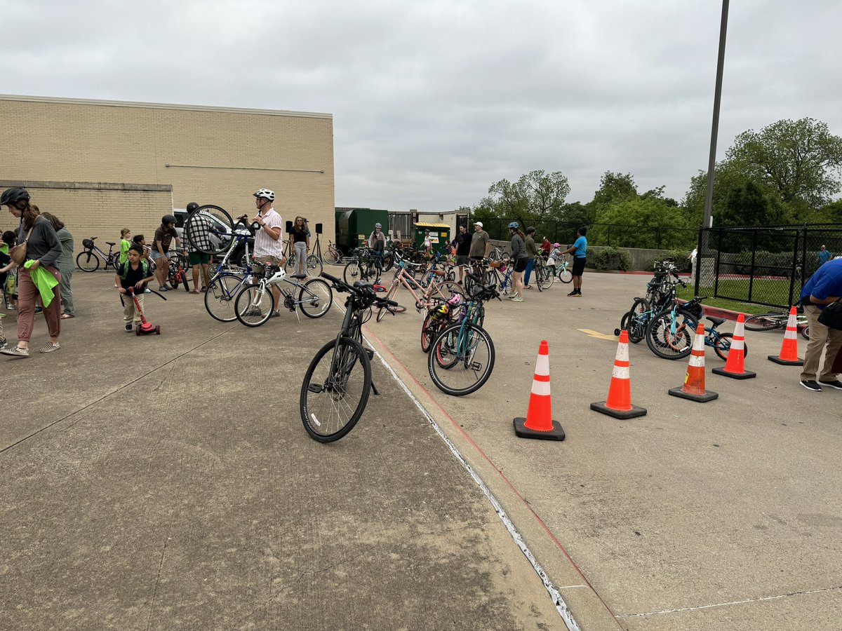 We had a great start to our iBike Week this morning! So many of our bison opted to hop on our bike bus and received an iBike shirt. If you missed it, you can still hop on any day this week!! Shout out to our community partners and our Dads Club for organizing this fun event! 🚲🦬