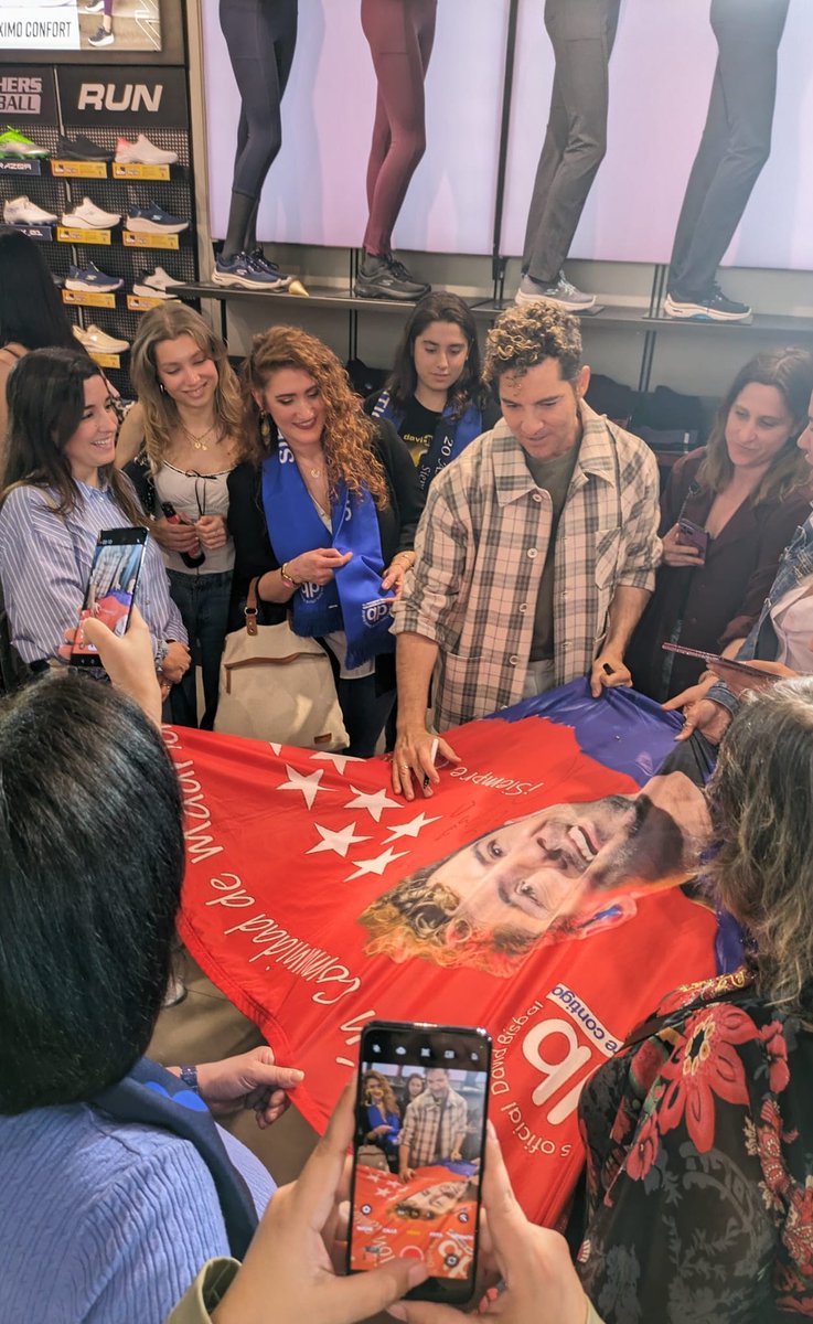 DeleMadridDB's tweet photo. Hace unos días vivimos junto a @davidbisbal un momento inolvidable, durante el evento de @SkechersSpain y en compañía de algunas socias firmó la bandera de nuestra delegación! 😍

Siempre Contigo! 💙 @bisbalfanclub https://t.co/JGZ6ClNuHz