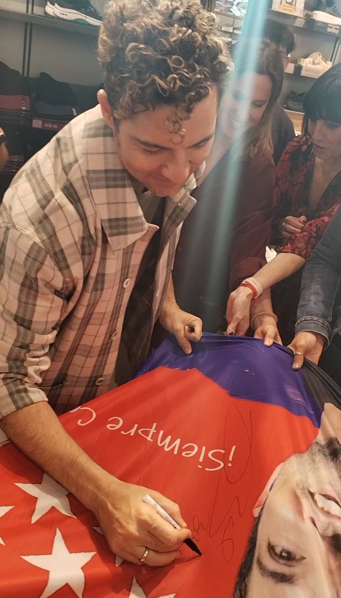 DeleMadridDB's tweet photo. Hace unos días vivimos junto a @davidbisbal un momento inolvidable, durante el evento de @SkechersSpain y en compañía de algunas socias firmó la bandera de nuestra delegación! 😍

Siempre Contigo! 💙 @bisbalfanclub https://t.co/JGZ6ClNuHz