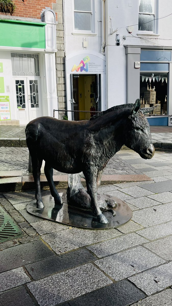 ab_FinTech's tweet image. Digital Jersey does it better but I do think there’s room for a statue outside The Hub, @TonyMoretta holding a phone with the parking app maybe? #legacy