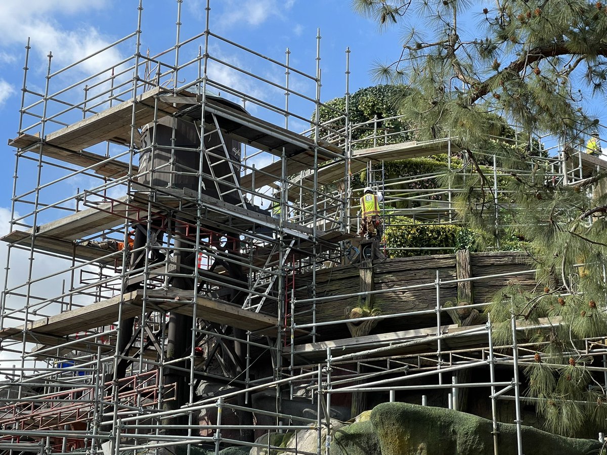 Scaffolding is coming down around the new trees at Tiana’s Bayou Adventure in Disneyland! The mountain gets greener and greener everyday!