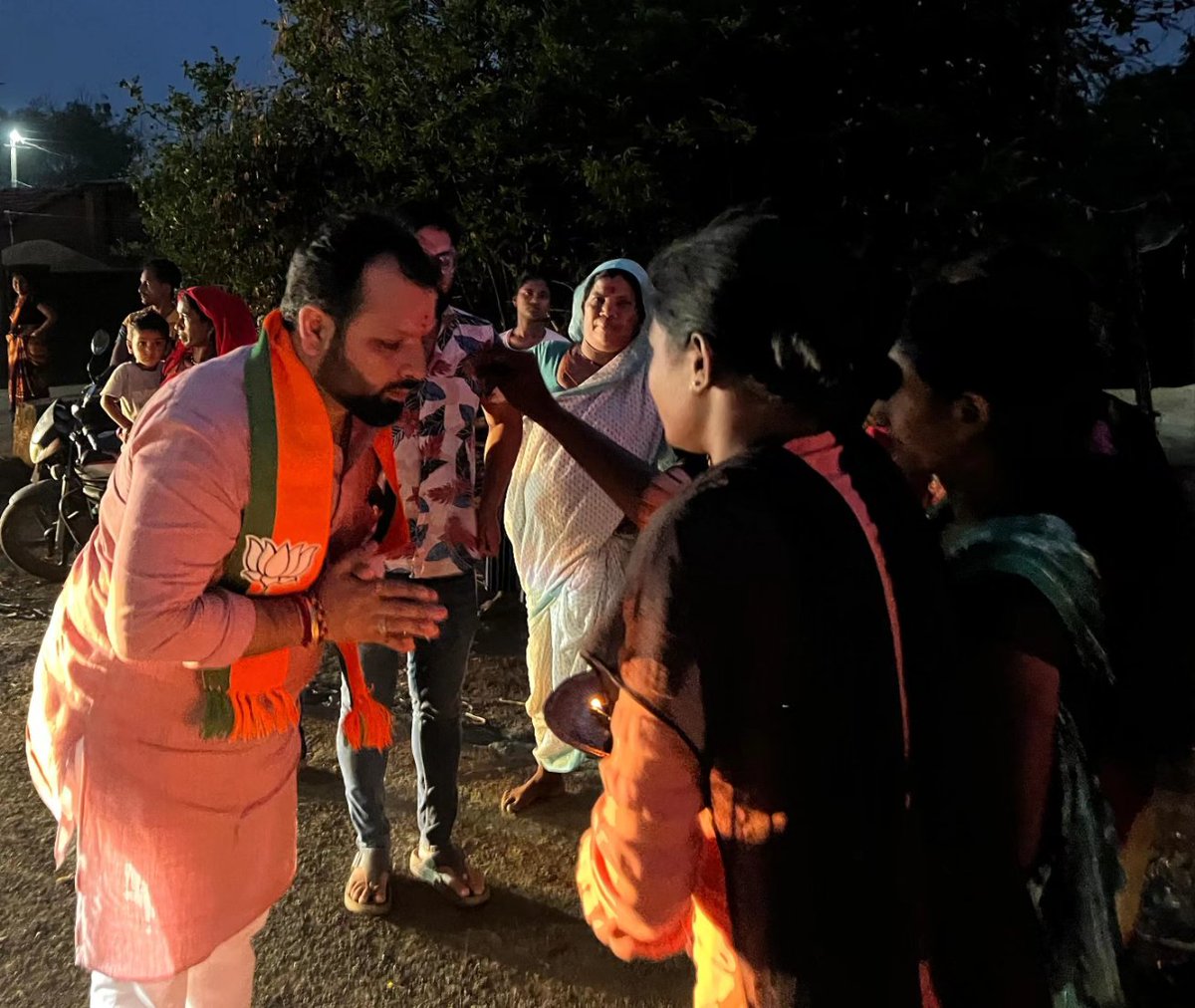 📍कोंढाळा, गडचिरोली गडचिरोली-चिमूर लोकसभा प्रवासादरम्यान कोंढाळा गावामध्ये कॉर्नर सभेत सहभागी झालो याप्रसंगी संबोधित करताना गावातील नागरिकांना मोदी सरकारच्या योजना आणि देशाची जगभरात वाढलेली उंची यासह विविध विषयांना घेऊन भाजपचा उमेदवार निवडणुकीत भरघोस मताधिक्याने निवडून देण्याचे…