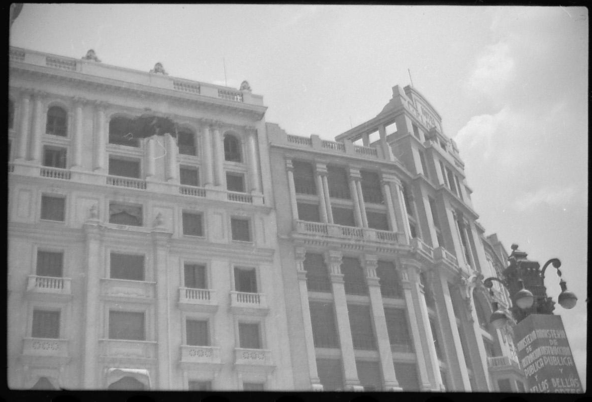 Un #CSIMadriles muy fácil. ¿Quién sabe dónde? ¿Con qué alcalde se derribó el edificio de la derecha? 📷John Fernhout, 1937