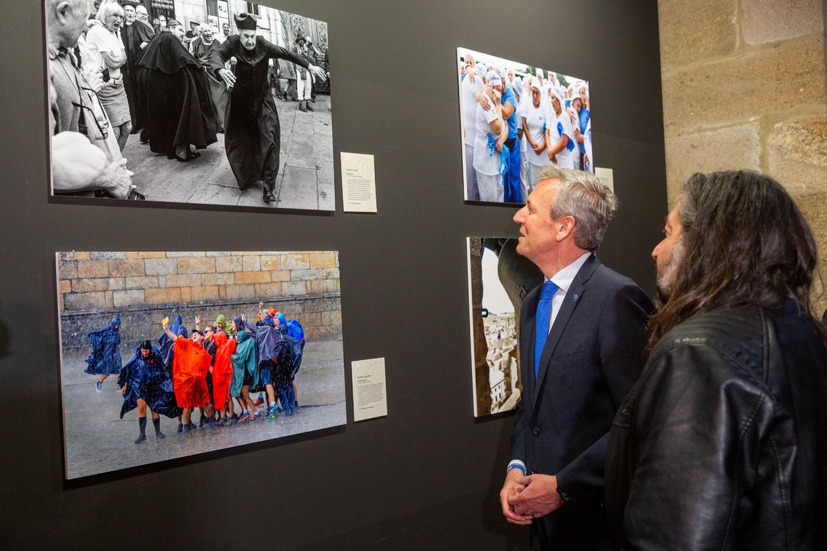 Os fotoxornalistas de Galicia tiveron que aguantar hoxe unha sesión de fotos miña 😉 Anímovos a que visitedes en Santiago a mostra “A Galicia inédita' para desfrutar dalgunhas das mellores imaxes que capturaron coas súas cámaras nos últimos tempos!