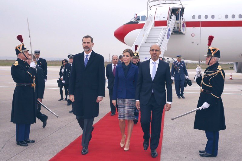 Morgen (16 april) landen Felipe en Letizia rond 1815u op Schiphol! De Spaanse royals arriveren in een Airbus A310. Een wide-body. De PH-GOV van de Vakantiekoning is een narrow-body. Het staatsbezoek begint woensdag. Foto uit 2015 (Parijs).