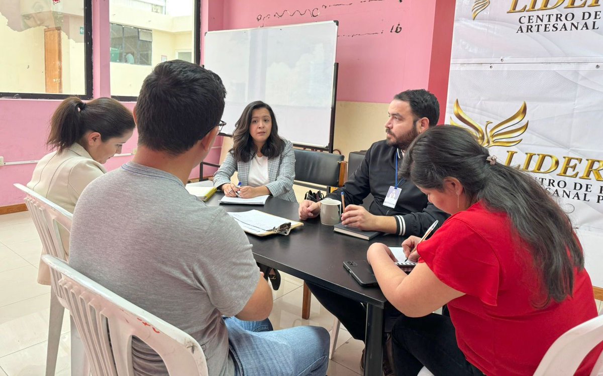 DefPublicaEC's tweet photo. 📍 #Loja
La Consultora de Movilidad Humana de @ACNUREcuador para nuestra institución, capacitó a funcionarios de la @prefecturaLoja, sobre la regularización al finalizar el proceso de la visa #VIRTE.
Además, revisó los casos de menores irregulares y se coordinó acciones para atender a la ciudadanía de manera inmediata.
#SeguimosCreciendo📈
#GestiónEficiente 💪🏻