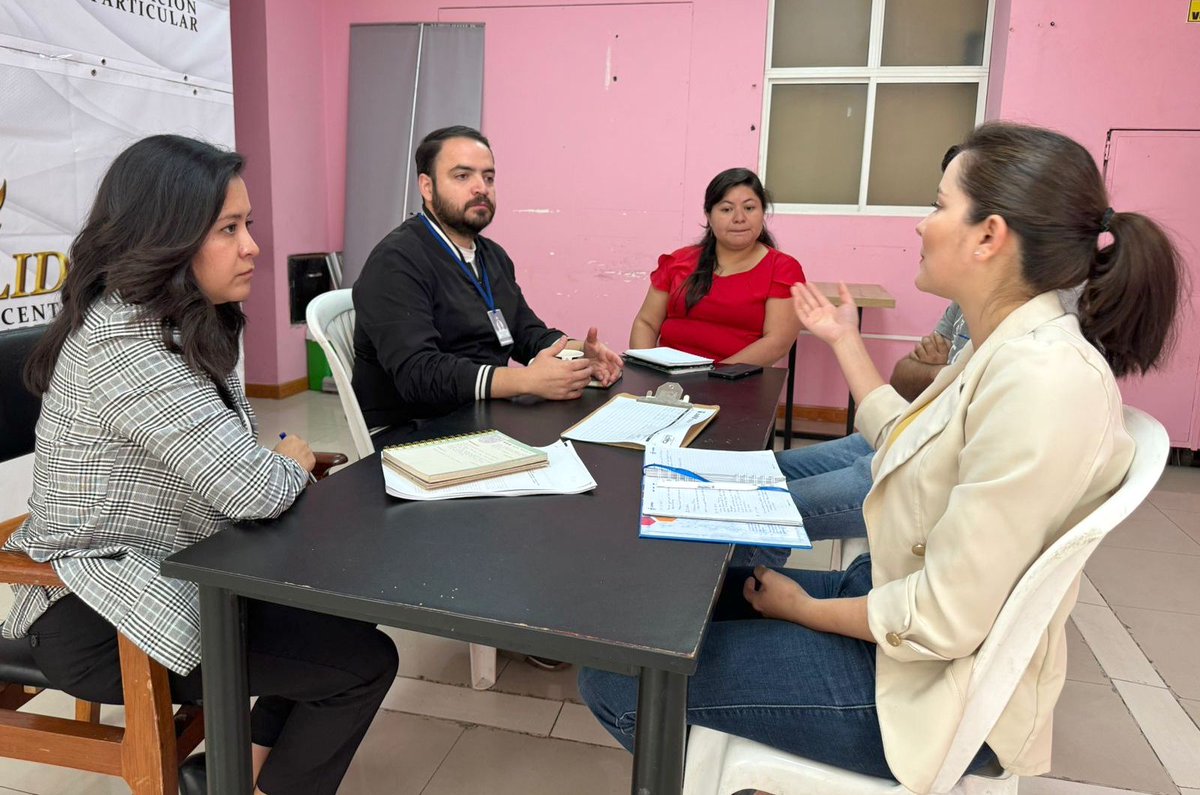 DefPublicaEC's tweet photo. 📍 #Loja
La Consultora de Movilidad Humana de @ACNUREcuador para nuestra institución, capacitó a funcionarios de la @prefecturaLoja, sobre la regularización al finalizar el proceso de la visa #VIRTE.
Además, revisó los casos de menores irregulares y se coordinó acciones para atender a la ciudadanía de manera inmediata.
#SeguimosCreciendo📈
#GestiónEficiente 💪🏻