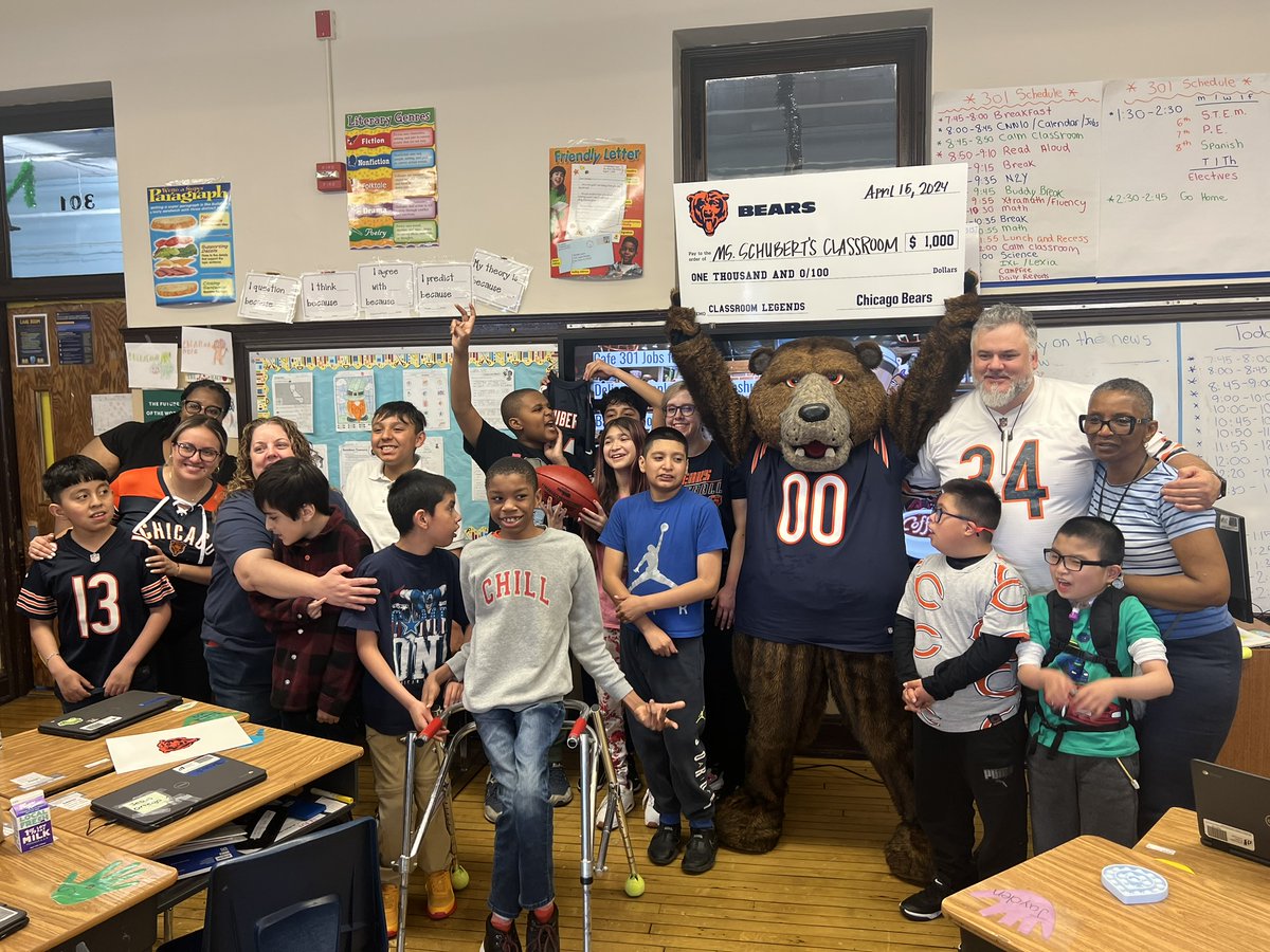 Ms. Schubert from Jungman Elementary was nominated and selected as a @ChicagoBears Classroom Legend for her positive classroom culture, patience, empathy, and growth mindset. Congratulations Ms. Schubert! Nominate your Classroom Legend today: chicagobears.com/community/clas…