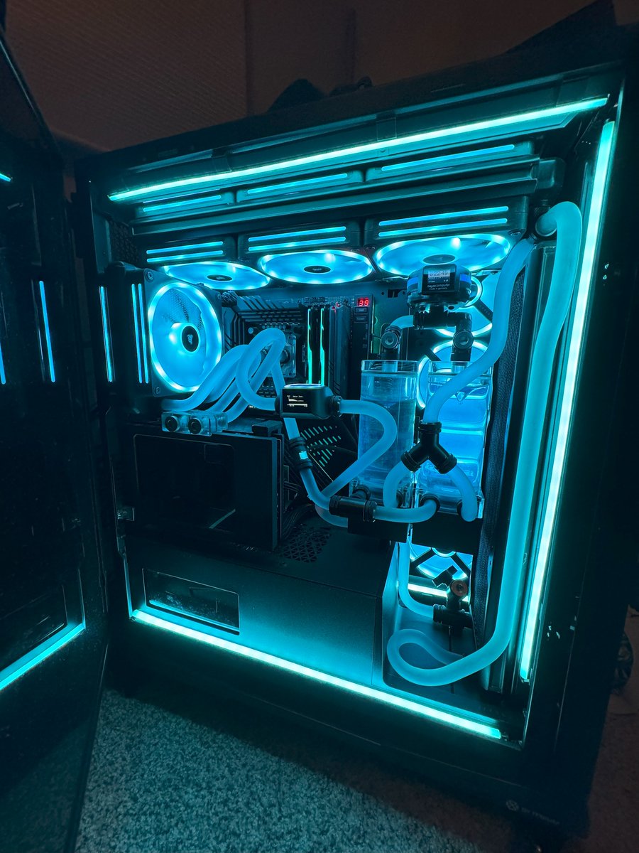 Check out this customer build using the Optimus 4090 Strix/TUF water block, Optimus Foundation Intel water block and Optimus D5 Pump Reservoirs! #watercooling #watercoolingpc #watercoolingpcbuild #4090gpu #amd #optimuswatercooling #evolvegamingpc #custombuild #optimuspc