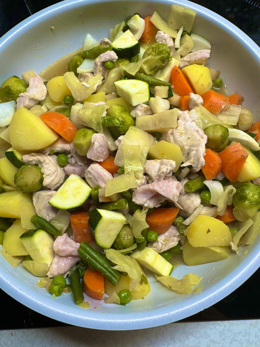 Ich: „So richtig hungrig bin ich heute Abend nicht. Ist okay, da sind noch irgendwelche Reste da, die verarbeite ich einfach. Gibt ein kleines, einfaches Abendessen.“ Auch ich: „nun, dann sind da jetzt Reste für drei Tage. Nur eben von einer Sorte“ 🙄