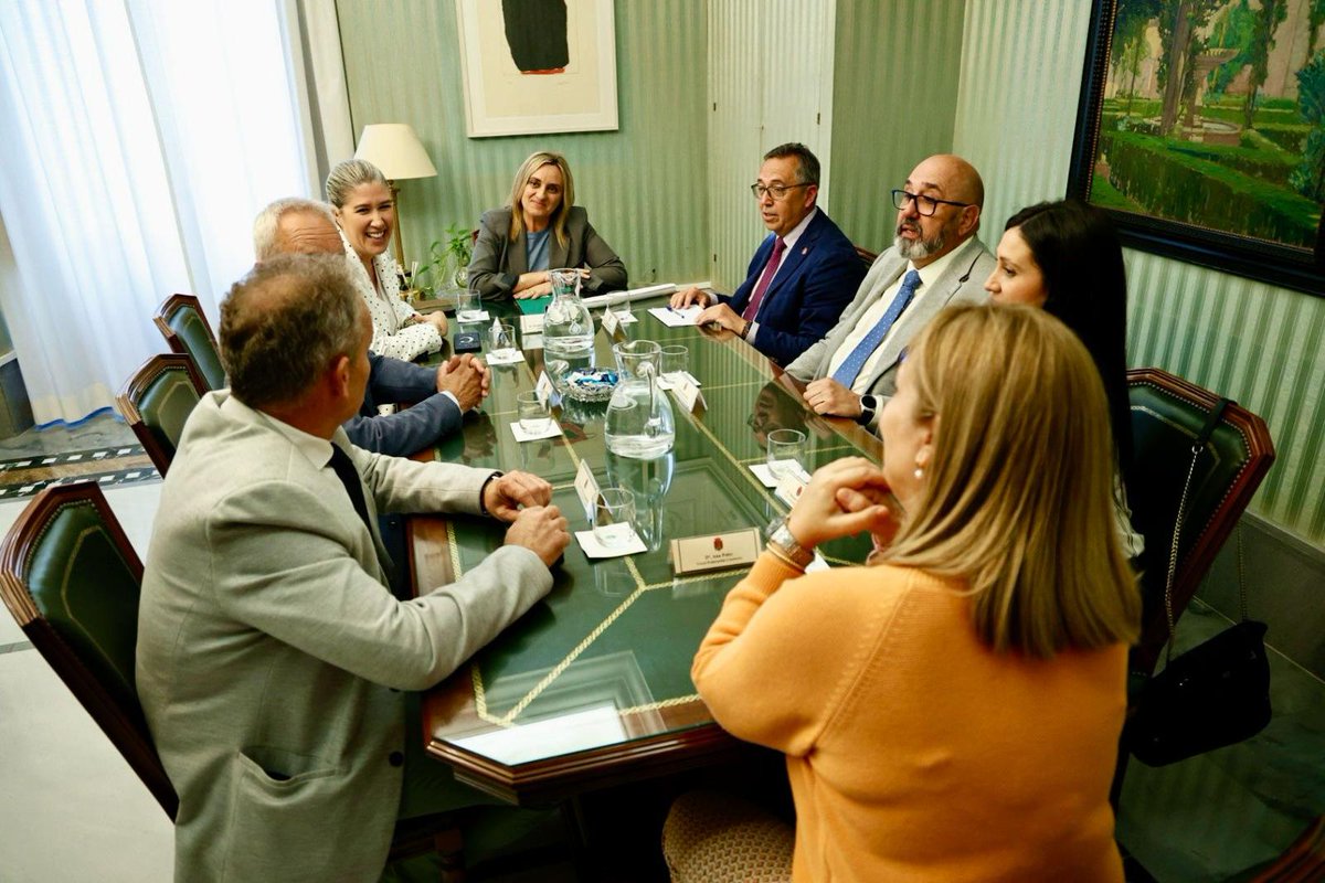marifrangr's tweet photo. Reunión con la Federación de Caseteros de #Granada @facpgranada, en un encuentro para trabajar de manera conjunta por nuestra semana grande y el ferial de nuestra ciudad https://t.co/3cYajnQCar