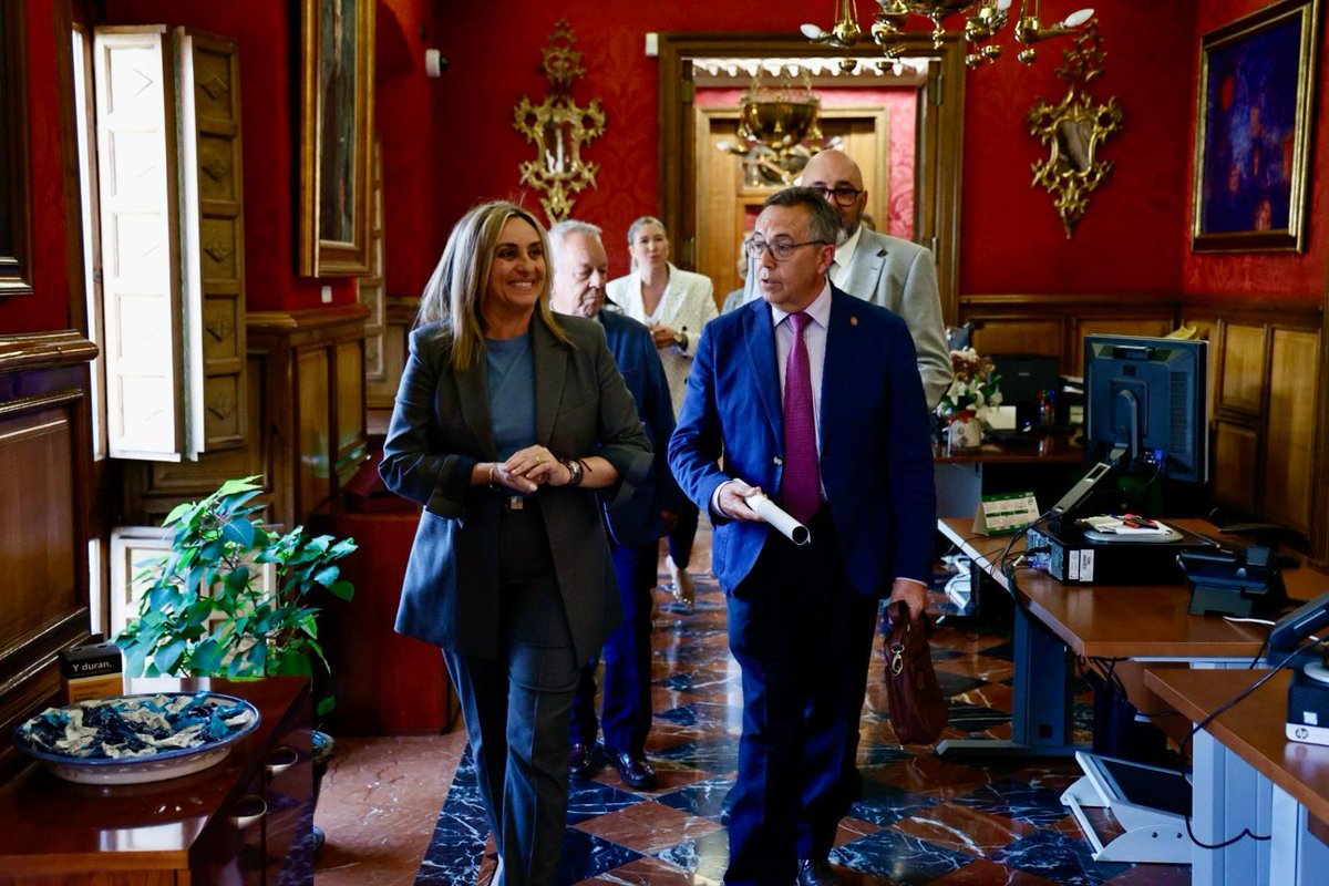 marifrangr's tweet photo. Reunión con la Federación de Caseteros de #Granada @facpgranada, en un encuentro para trabajar de manera conjunta por nuestra semana grande y el ferial de nuestra ciudad https://t.co/3cYajnQCar