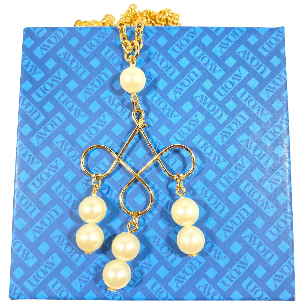 Avon Moonspun Dangle Imitation Pearl Pendant Necklace MIB 1975 #rubylane #vintage #retro #necklace #pendant #designer #vintagejewelry #giftideas #jewelryaddict #vintagebeginshere #mothersday2024 #fashionista #diva #glam rubylane.com/item/136230-E1…